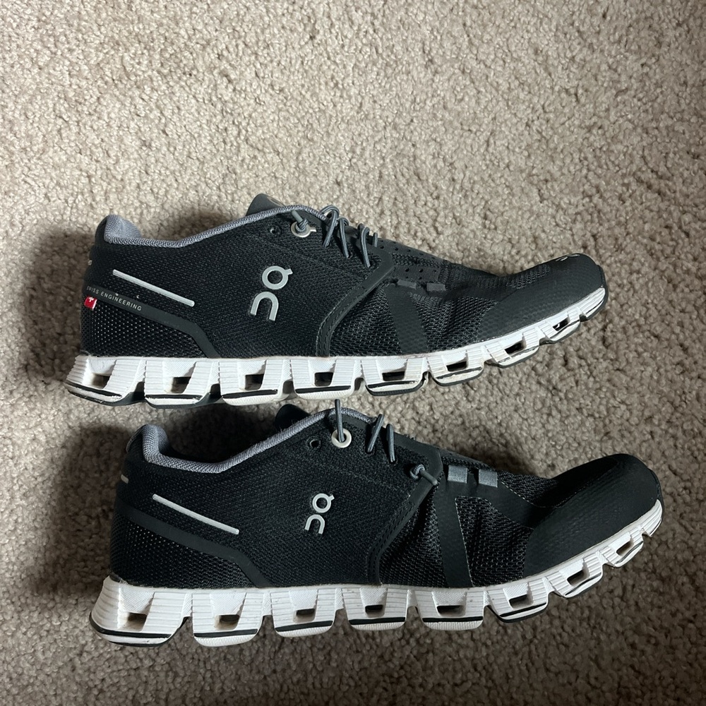 On clouds black and white womens size 8